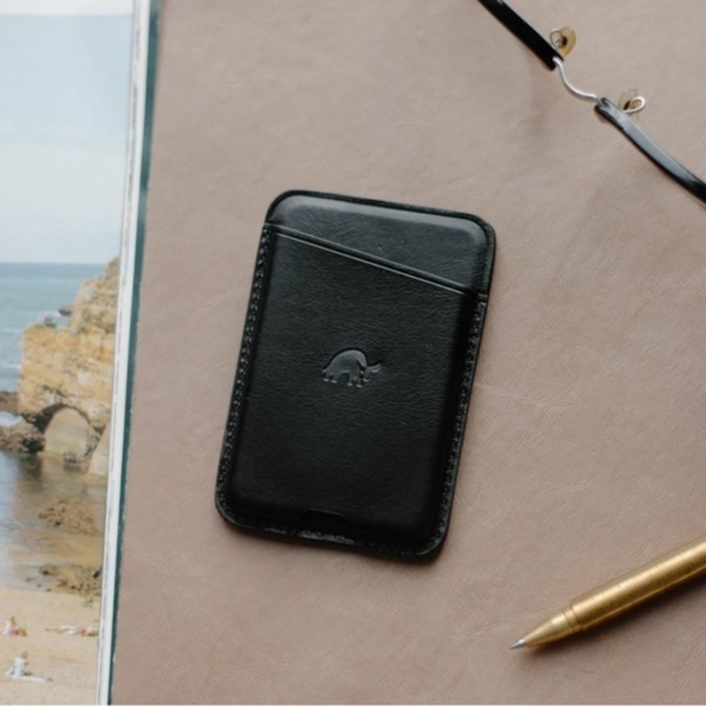 Bullstrap handcrafted premium full-grain leather magnetic MagSafe wallet